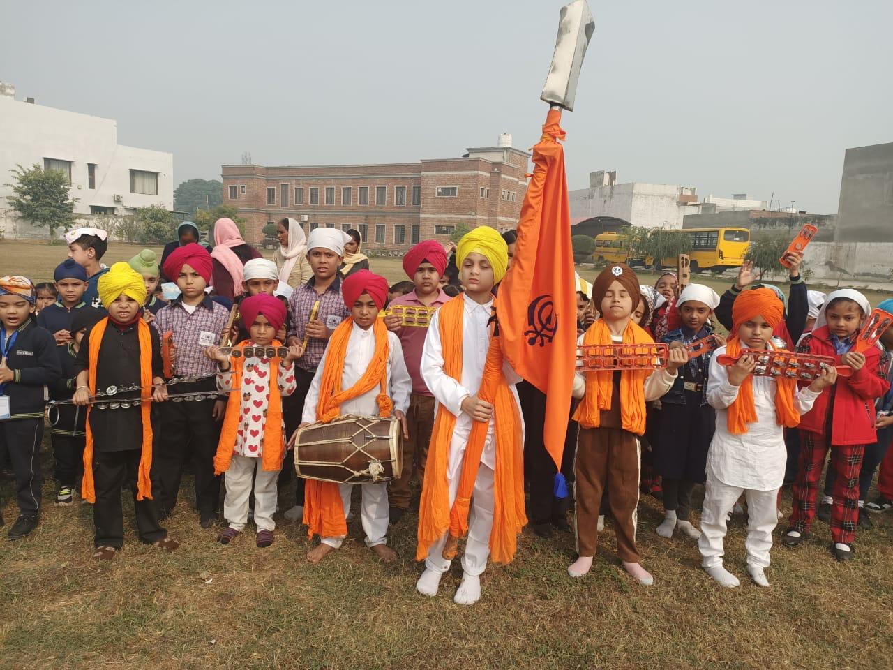 यूरो किड्स प्लेअवे और ड्रीम बैरी कॉन्वेंट स्कूल दोराहा ने 350वां शहीदी दिवस मनाया