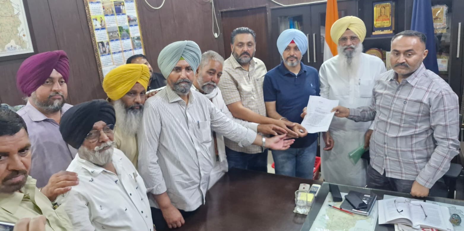 कांग्रेस पार्टी वर्कर और पूर्व विधायक ने एसडीएम को सौंपा मांग पत्र, वोटो मैं धांधली के लगाए आरोप