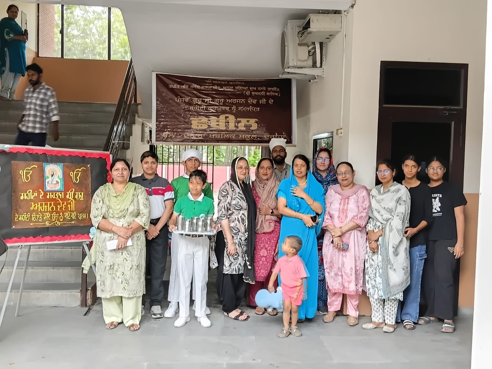 दोराहा पब्लिक स्कूल में पेरेंट्स-टीचर मीटिंग के दौरान छबील लगाई गई