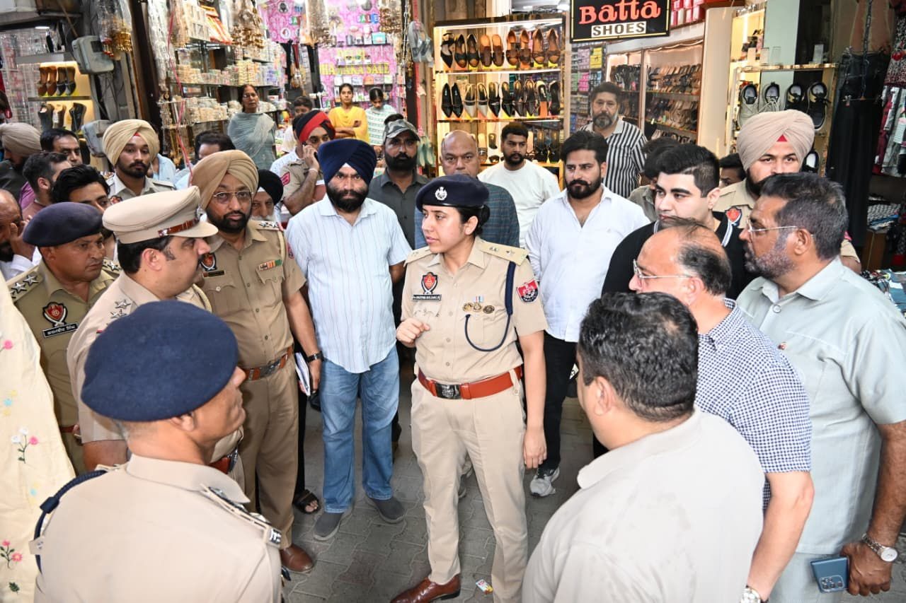 एसएसपी डॉ. दर्पण आहलूवालिया ने बाजारों का दौरा कर व्यापारिक संगठनों के साथ की महत्वपूर्ण बैठक