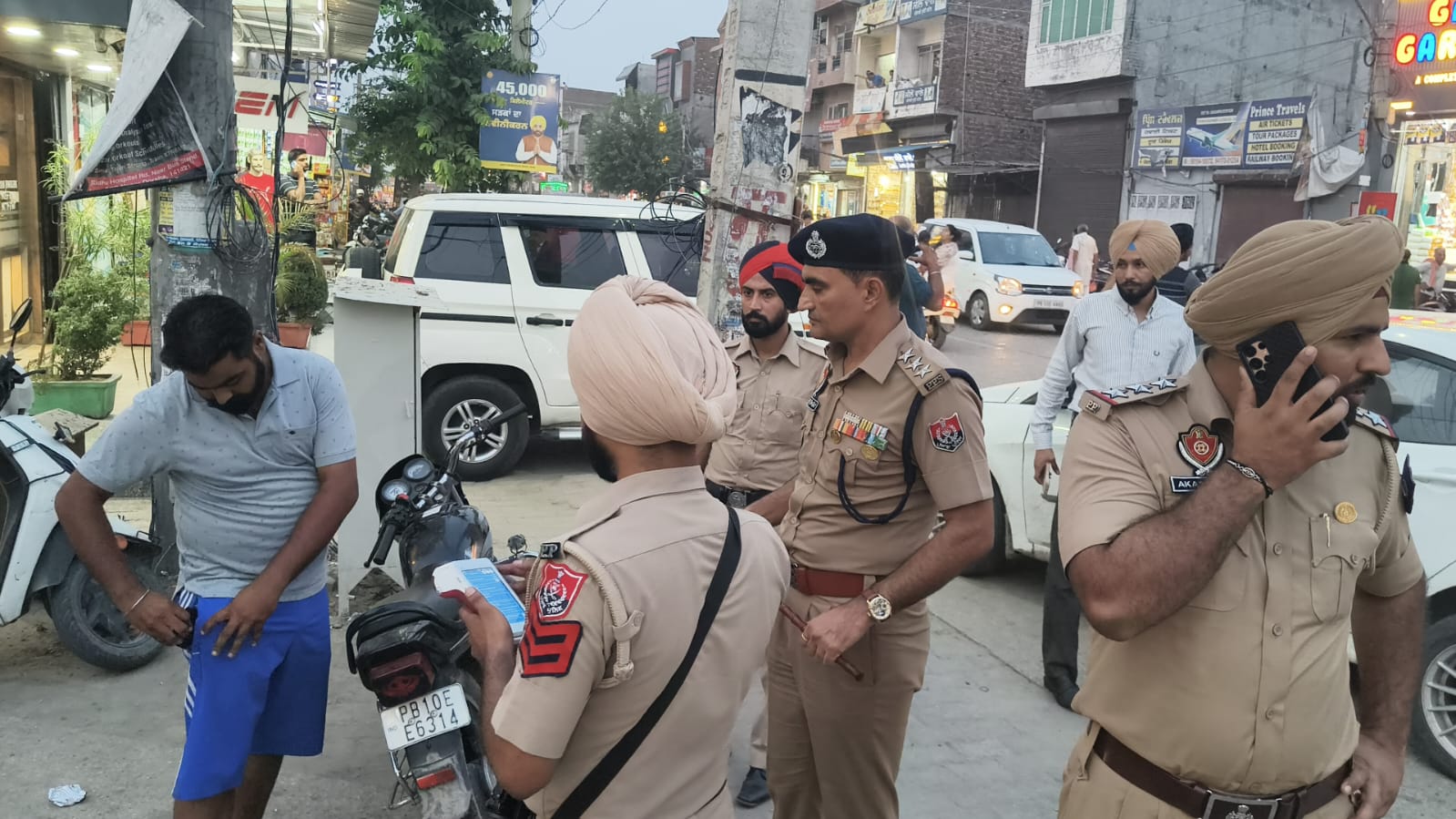 पुलिस द्वारा नाकाबंदी कर वाहन चालकों के काटे चालान मौके पर मौजूद रहे डी एस पी पायल 