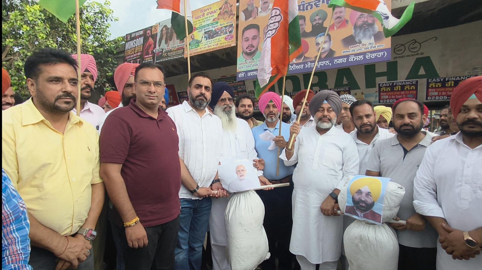 जंतर-मंतर पर लाठीचार्ज के विरोध में कांग्रेस ने दोराहा में CM मान और प्रधानमंत्री मोदी के पुतले जलाए