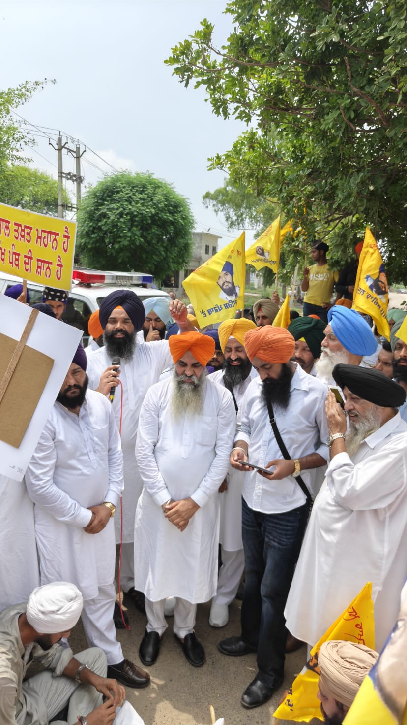 विधायक गयासपुरा के खिलाफ वारिस पंजाब का ने किया प्रदर्शन, पुतला फूंका