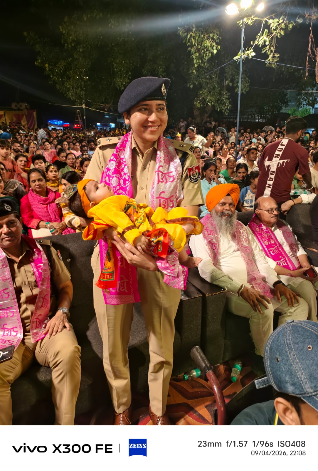 एस एस पी खन्ना डा. दर्पण अहलूवालिया ने दोराहा में कृष्ण जन्माष्टमी के कार्यक्रम में लगाई हाज़री गोद में उठाया नन्हा कन्हैया 